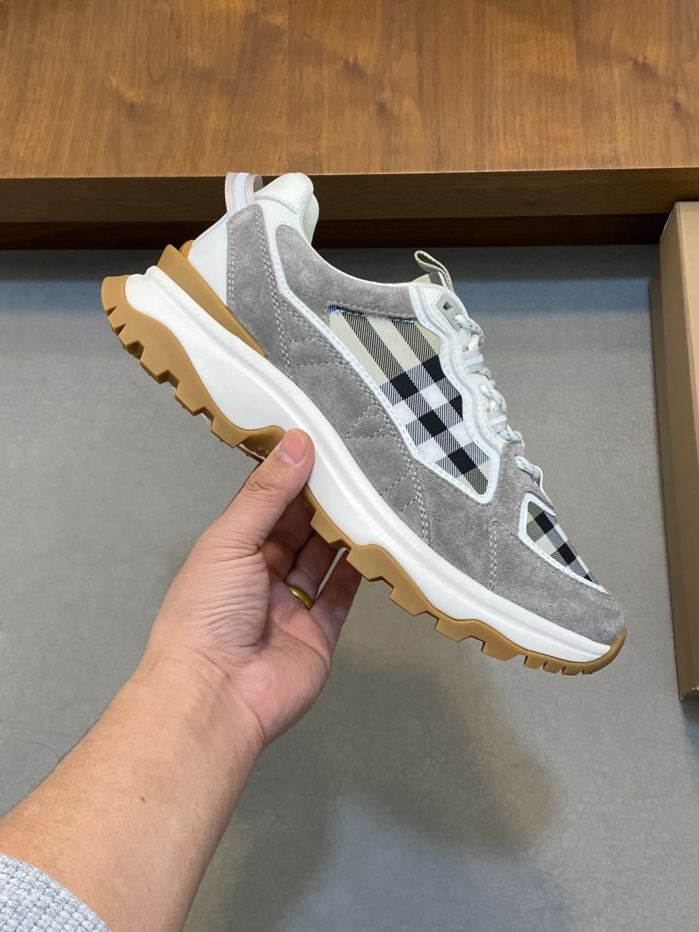 💰660 Burberry 2024🆕Ss men's classic low-cut thick-soled sneakers, made of first-grain cowhide and decorated with the new brand logo. First-layer cowhide foot pads, heel decorated with Burberry letter embossed logo, T men's men's shoes 💰U original outsole! Size: 39-44 (customized at 38.45)